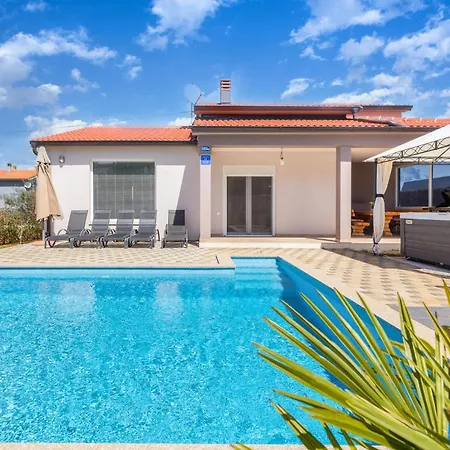 Holiday home Lovely In With Wifi