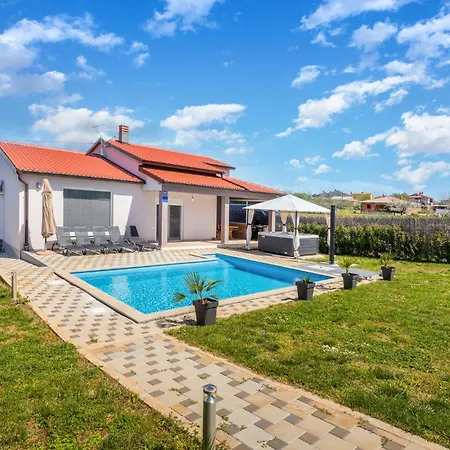 Holiday home Lovely In With Wifi Pula